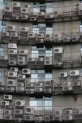 老舊空調外掛機危懸一線 辦公家具的隱患與應對